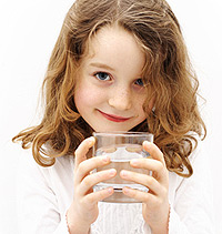 Mädchen mit Wasserglas © Sandra Brunsch - Fotolia.com