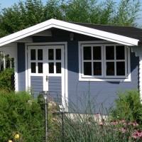 Gartenhaus mit neuer Fassadenfarbe