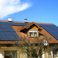 Photovoltaik auf einem Dach © Zauberhut - Fotolia.com