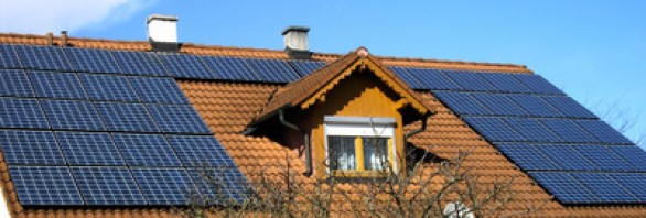 Photovoltaik auf einem Dach © Zauberhut - Fotolia.com