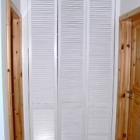 Schuhschrank mit weisser Lammentür nachher