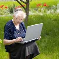 Alte Frau mit Laptop im Garten - Bildrechte Marzanna Syncerz Fotolia.com