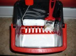 Farbeimer mit Einsatz Werkzeug und Rollerauflage