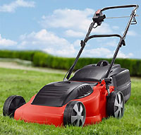 Elektrorasenmäher im Garten