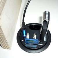 Schreibtisch mit Tisch-Kabeldose für USB, Audio, Cardreader