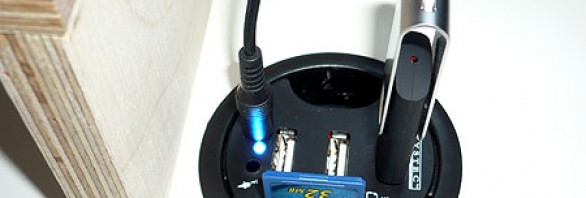 Schreibtisch mit Tisch-Kabeldose für USB, Audio, Cardreader