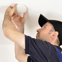 Montage eines Rauchmelder, Bildrechte Dan Race - Fotolia.com