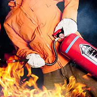 Feuerlöscher löscht Flammen, Bildrechte fergregory - Fotolia.com