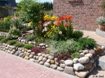 Vorgarten mit Blumen