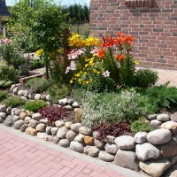 Vorgarten mit Blumen