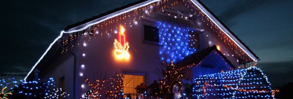 Haus mit festlicher Weihnachtsbeleuchtung