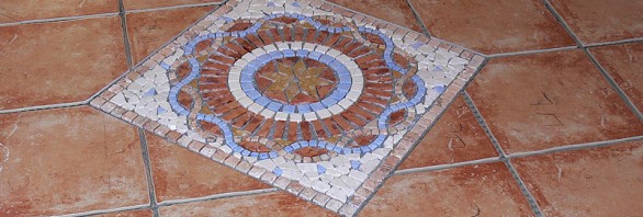 Rosette oder Rosone aus Mosaikfliesen