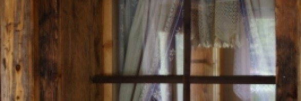 Holzfenster mit Deko
