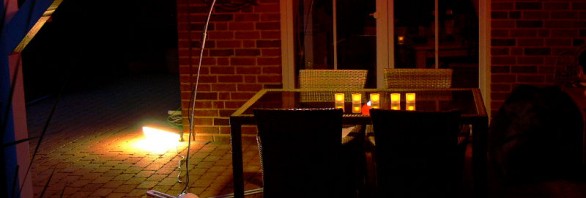 Philips Ecomoods Stehleuchte mit Wegeleuchte im Hintergrund