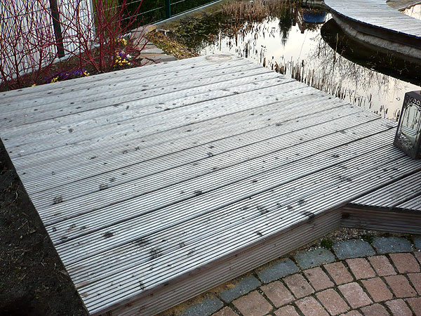 Vergraute Lärchenholz-Terrasse ohne Behandlung mit Terrassenöl