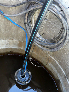 Tiefbrunnenpumpe mit PE-Leitung am Brunnenkopf © Matthias Blaß