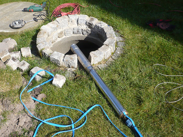 Einbau der Tiefbrunnenpumpe in den Gartenbrunnen