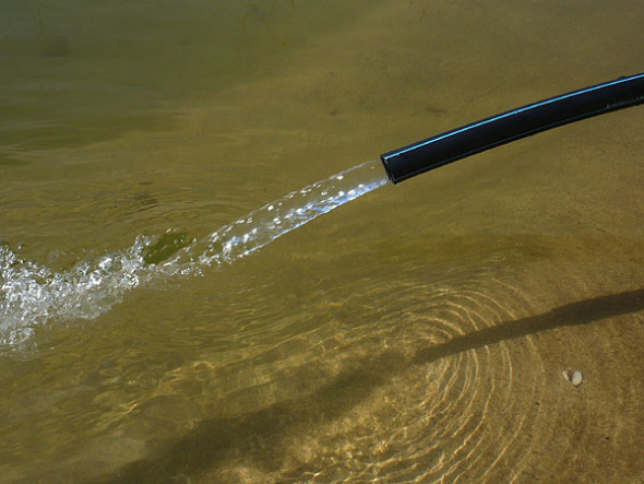 Tiefbrunnenpumpe fördert sauberes Gartenwasser aus dem eigenen Brunnen