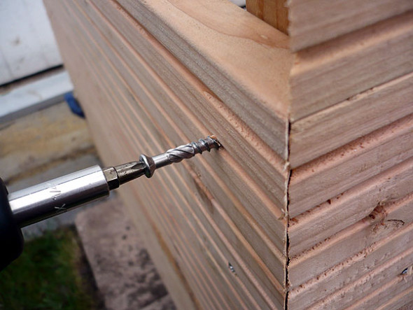 Holzdielen am Hochbeet auf Unterkronstruktion schrauben