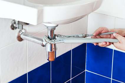 Kleine Reparaturen am Siphon mit Rohrzange © vvoe - Fotolia.com