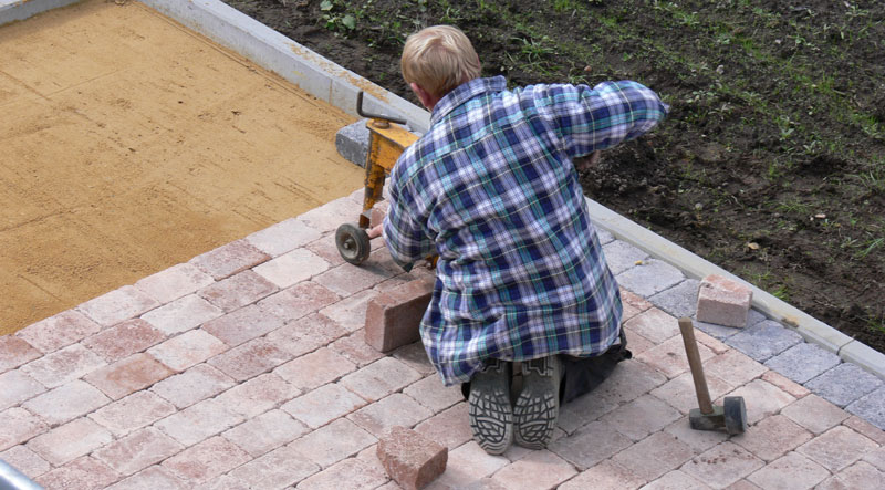 Handwerker beim verlegen von Gartenwegen