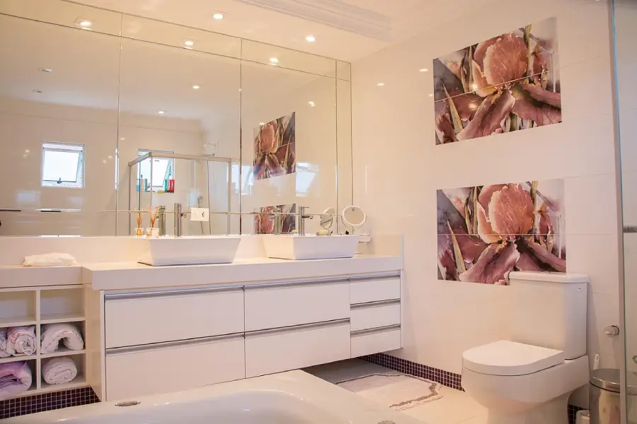 Badezimmer mit schönem Spiegelbereich und hellem Licht