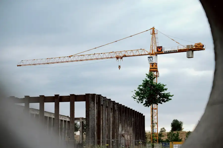 Baukran auf einer Baustelle über Honen