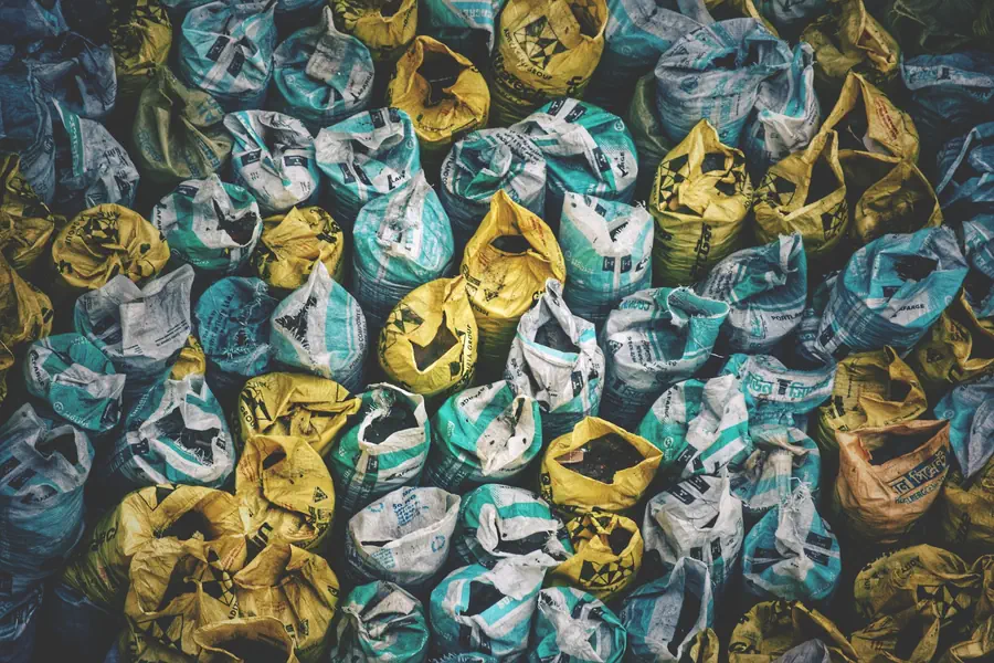 Bei großen Baustellen kommt es schnell zu einer Menge Baustoff, die beseitigt werden muss. Ein Big Bag kann helfen.