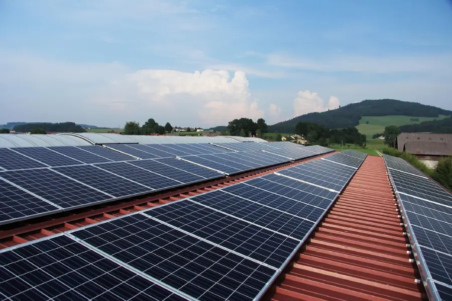 Dach belegt mit Photovoltaik Modulen