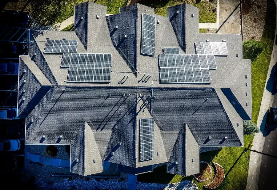 Dach mit Solarpanelen und Solarwechselrichter