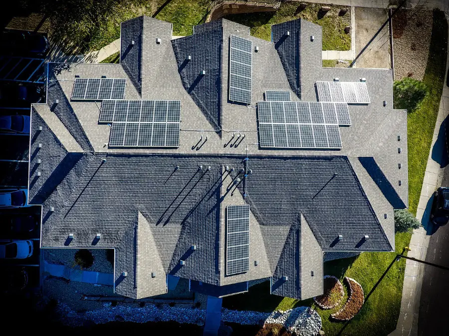 Dach mit Solarpanelen und Solarwechselrichter