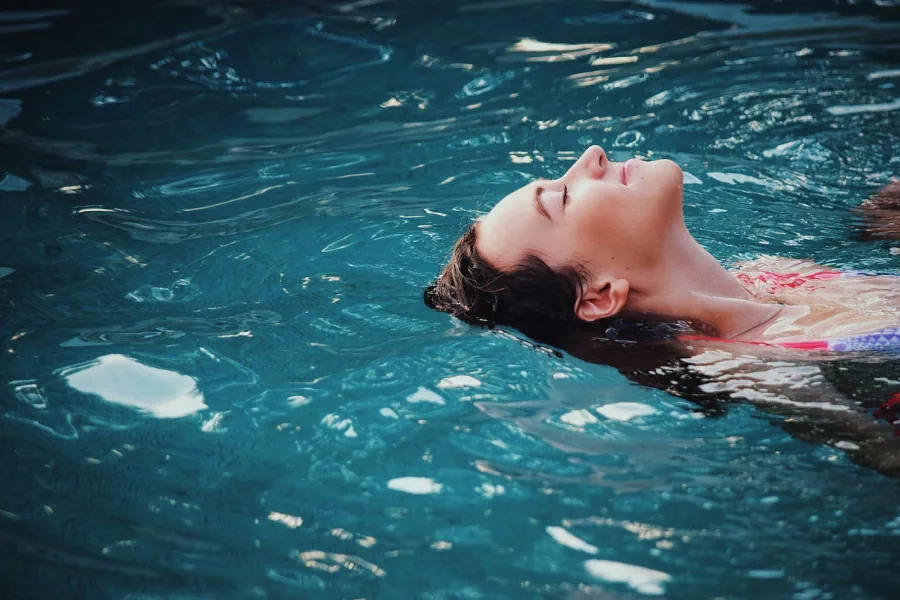 Den Pool reinigen und in sauberem Wasser schwimmen