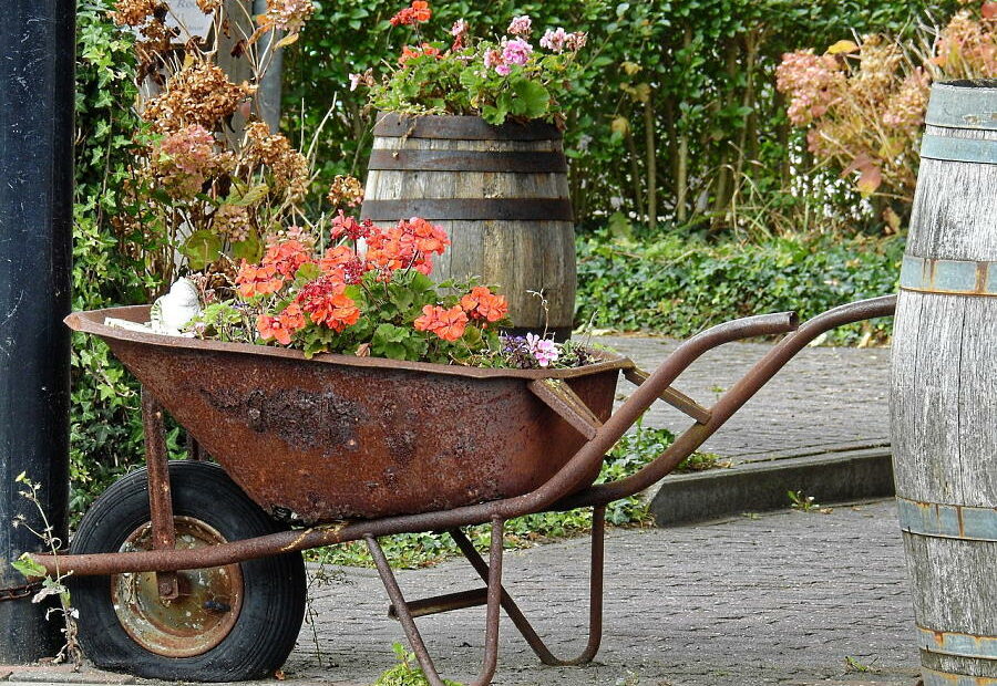 Schubkarre mit Edelrost als Gartendekoration