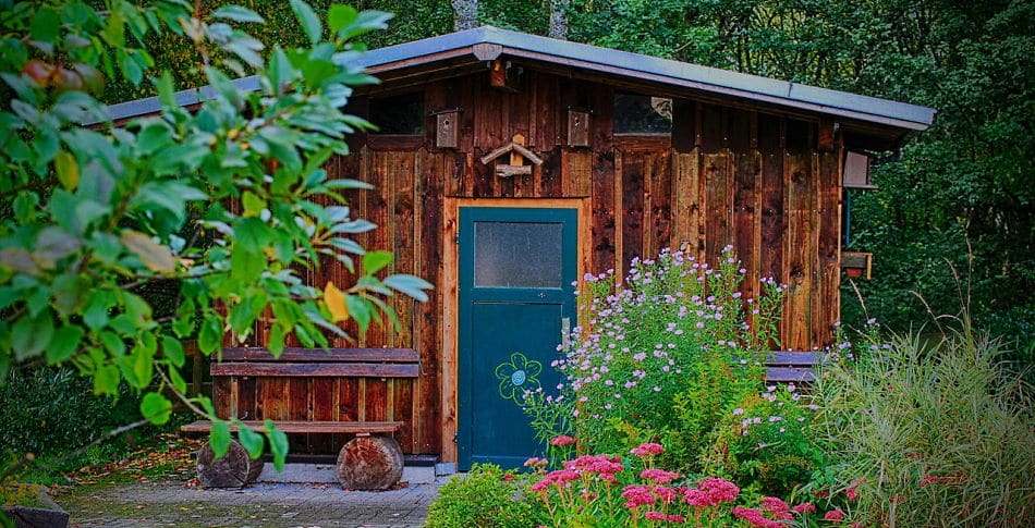 Ein buntes Gartenhaus selber bauen im Garten