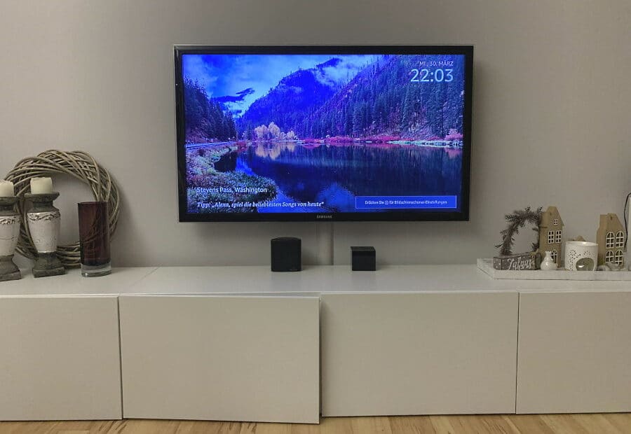 Fernseher mit TV-Wandhalterung befestigt