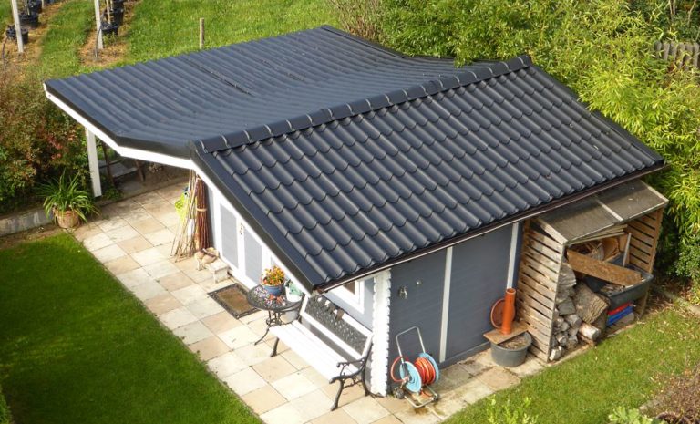Dach beim Gartenhaus mit Pfannenblechen nachhaltig abdichten ⋆
