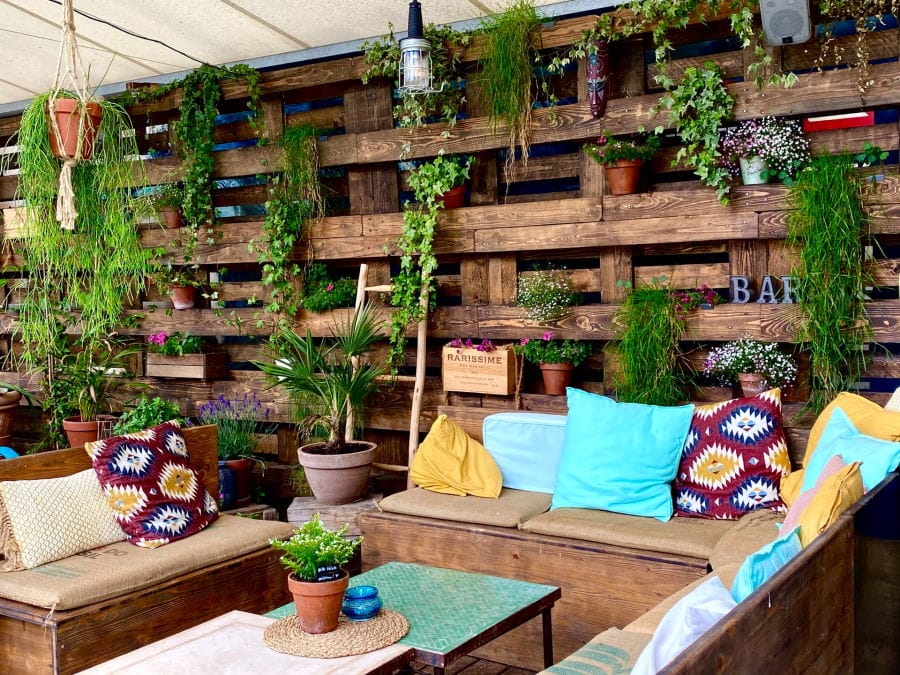 Gemütliche Gartenbar selbstgebaut