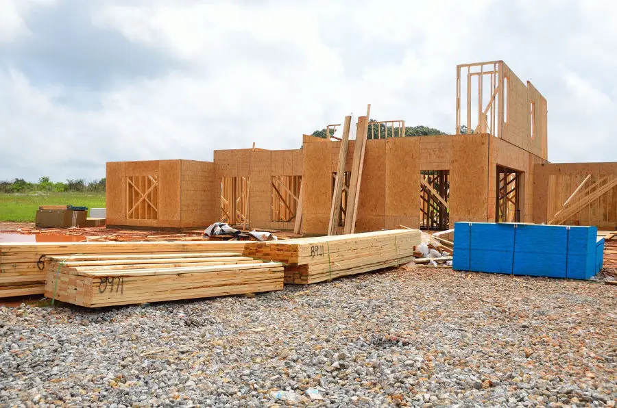 Hausbau mit Fertigbauteilen aus Holz