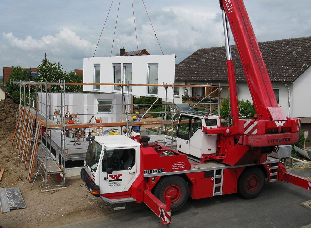 Hausbau mit großem Werkzeug