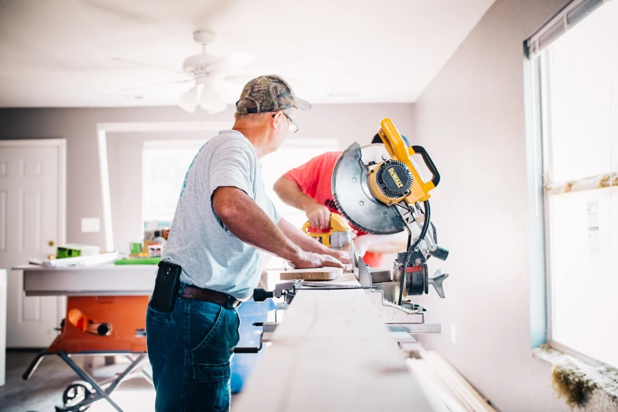 Heimwerker bei der Möbelreparatur