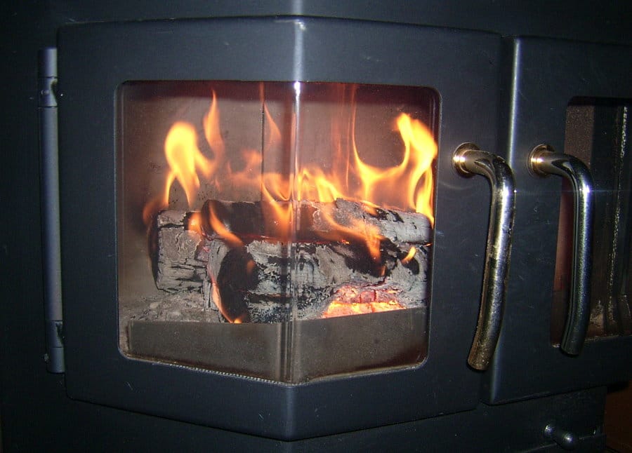 Holzofenheizung für das Gartenhaus im Winter