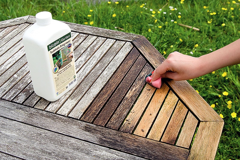 Gartenholz behandeln: Mit den richtigen Pflegemitteln, zum Beispiel einem Entgrauer für Teakholz, erstrahlen auch verblasste Gartenmöbel wieder in frischem Glanz.