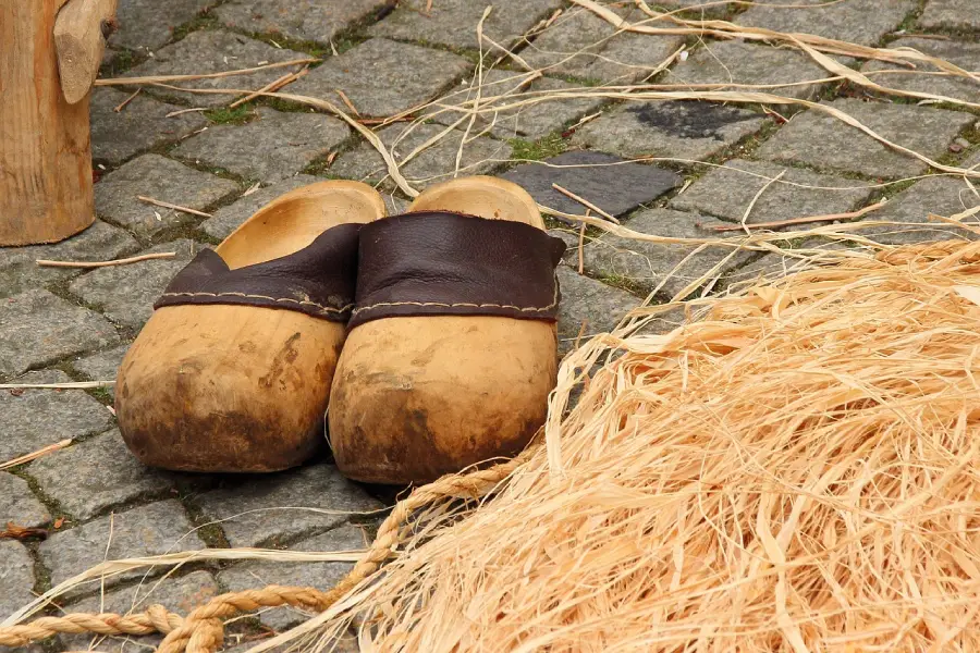 Holzschuhe für die Gartenarbeit