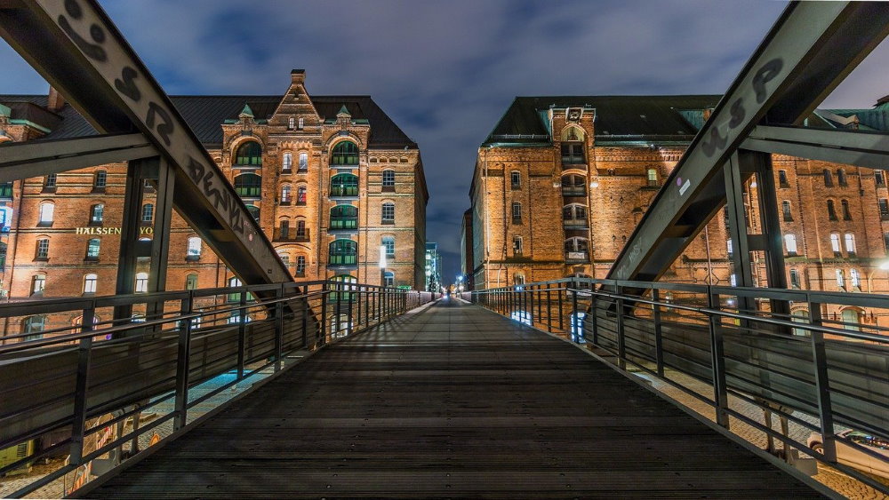 Immobilien-Teilverkauf in einer Stadt mit historischen Gebäuden