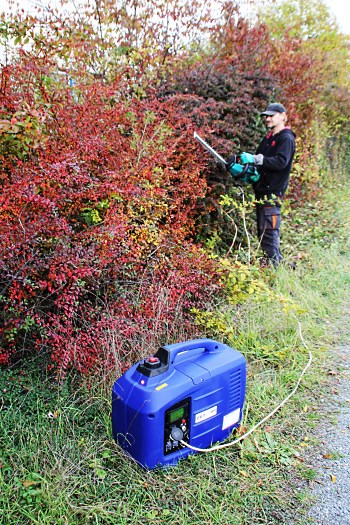 Inverter-Stromerzeuger beim Hecke schneiden