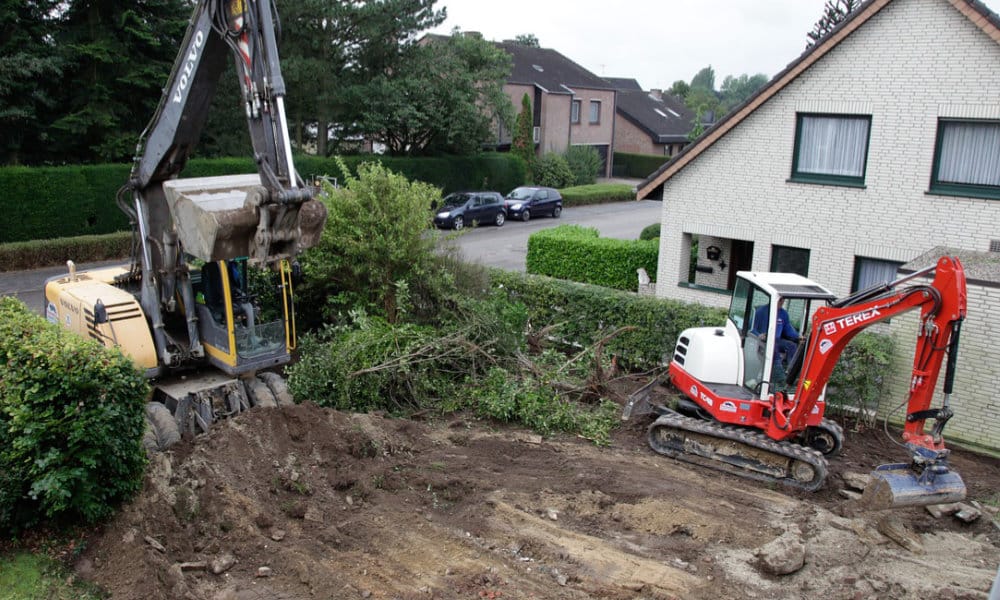 Minibagger und Bagger bei der Gartenarbeit