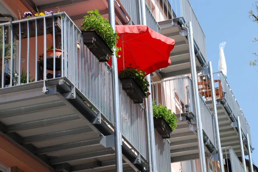 Roter Sonnenschirm auf einem Balkon
