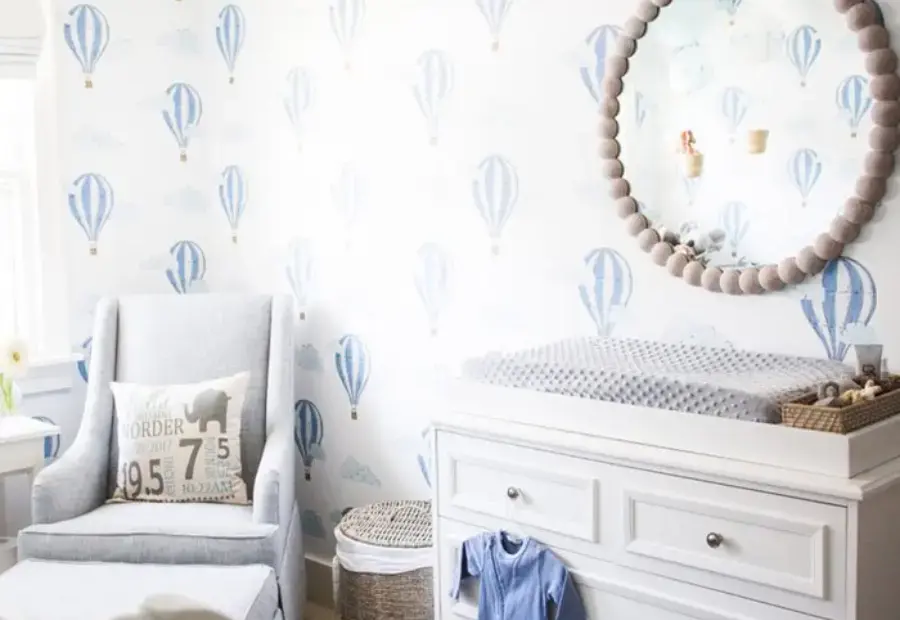 Ein ruhiges Muster macht aus einem Gästezimmer ein Babyzimmer. Foto: Livettes Wallpaper