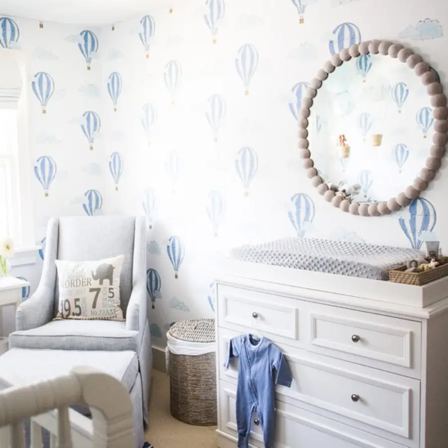 Ein ruhiges Muster macht aus einem Gästezimmer ein Babyzimmer. Foto: Livettes Wallpaper