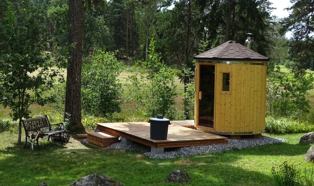 Runde Sauna im eigenen Garten am Waldrand